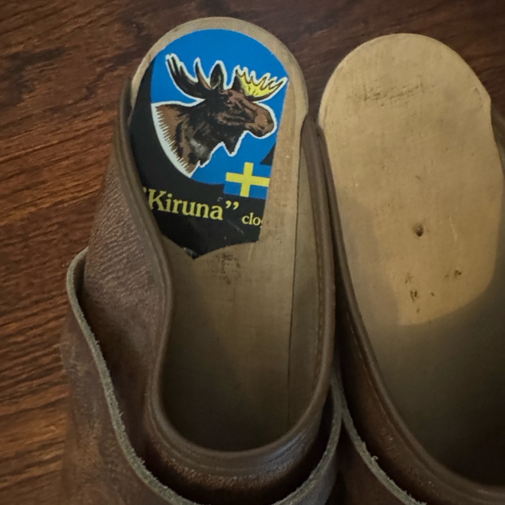 “Kiruna” brown textured Swedish Clogs - Picture 3 of 4
